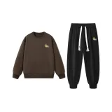 Свитшот кофейного цвета + черные штаны