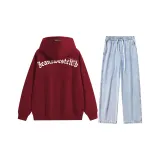Бордовый худи + белые и синие джинсы
