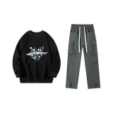 Чёрный свитшот + ледниково-серые карго-штаны