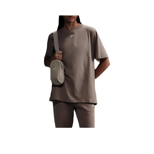 Nike одежда Коричневые Женские Футболки