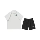 Белая рубашка с короткими рукавами+черные шорты