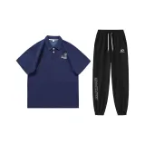 Синяя рубашка с короткими рукавами + черные штаны