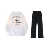 Белая длинная рубашка с длинными рукавами + черные джинсы