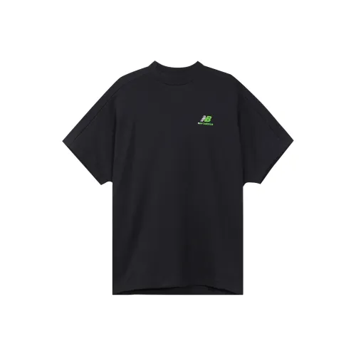 New Balance Женские футболки черного цвета