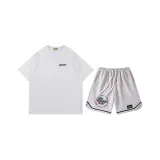 Белая рубашка с короткими рукавами + серые шорты с одной полоской