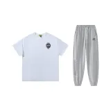 Белая футболка + серые штаны