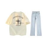 Светлый абрикос + светлые синие джинсы