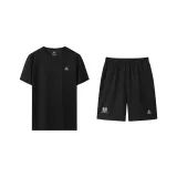 Минималистский стиль  
Черные шорты  
Черная рубашка с коротким рукавом