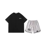 Черная рубашка с коротким рукавом + серые шорты с одной полоской