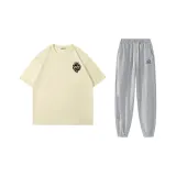 Абрикосовая футболка с коротким рукавом + серые штаны