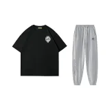 Чёрная короткая рукавка + серые штаны