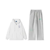 Белый топ + серые штаны