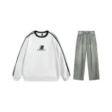 Белый топ + желтые грязные штаны