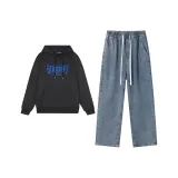 Чёрный топ + средне-синие штаны