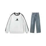 Белый топ + средне-синие штаны