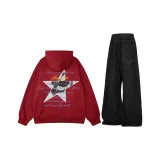 Глубокий красный топ + черные джинсы