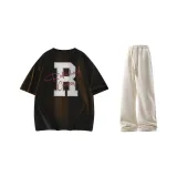 Черная футболка + абрикосовые штаны