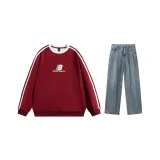 Бордовый топ + средне-синие штаны