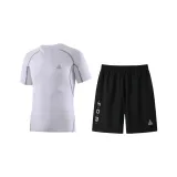 Белая рубашка с короткими рукавами+черные шорты