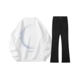 Белый свитшот + черные джинсы