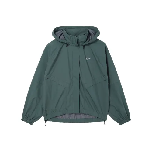 NIKE Армейский зеленый Женские Куртки