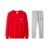 Красный топ + светло-серые штаны