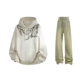 [Абрикосовый свитшот (с флисовой подкладкой) + желтые джинсы с эффектом грязи]