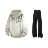 [Абрикосовый свитшот (на флисовой подкладке) + черные джинсы]