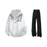 Белый свитшот (на флисовой подкладке) + черные джинсы