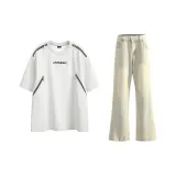 Светло-серый с короткими рукавами + желтые джинсы с эффектом грязи