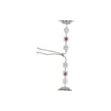 Серебряная цепь с красным и белым драгоценным камнем.