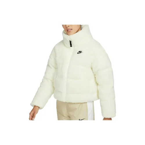 NIKE Белые Женские Пуховики