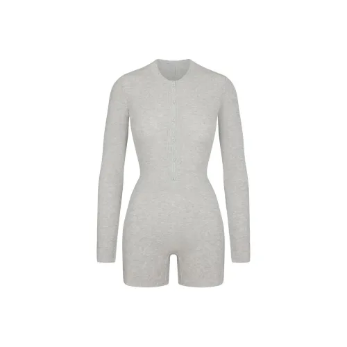 SKIMS Waffle Пуговица Вверх Henley ONESIE Комбинезон Женские Светлый Меланж GREY Светлый Серый
