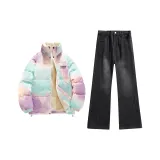 Розовый пуховик + черные джинсы