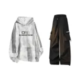 Белый с капюшоном топ + черные карго штаны