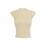 Светло-желтый