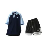 Темно-синяя рубашка с коротким рукавом + черные шорты