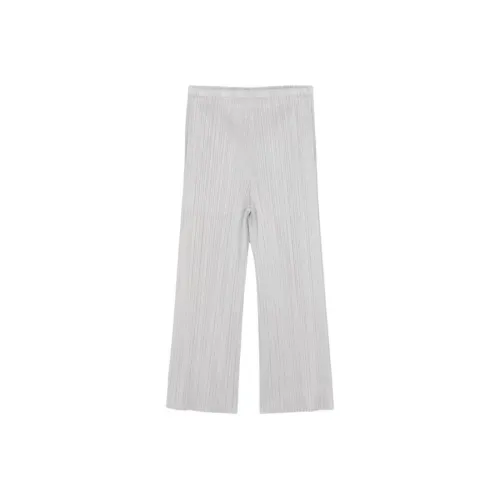 PLEATS PLEASE ISSEY MIYAKE Повседневные брюки Женские Белые