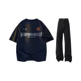 Темно-синий синий футболка + черные джинсы