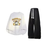 Белый свитшот с круглым вырезом + черные штаны