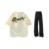 Абрикосовая футболка + черные джинсы