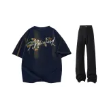 Темно-синий синий футболка + черные джинсы