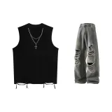 Чёрный топ + винтажные синие джинсы