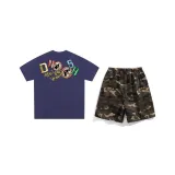 Темно-синяя рубашка с коротким рукавом + зеленые шорты в камуфляжном стиле