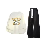 Бежевый абрикосовый свитшот с круглым вырезом + черные штаны