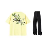 Кремовый желтый футболка + черные джинсы