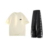 Абрикосовая футболка с коротким рукавом + черные штаны