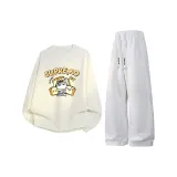 Бежевый абрикосовый свитшот с круглым вырезом + светло-серые штаны цвета фотинии