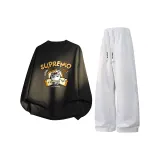 Черный свитшот с круглым вырезом + светло-серые штаны цвета фотинии