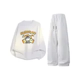 Белый свитшот с круглым вырезом + светло-серые штаны цвета фотинии